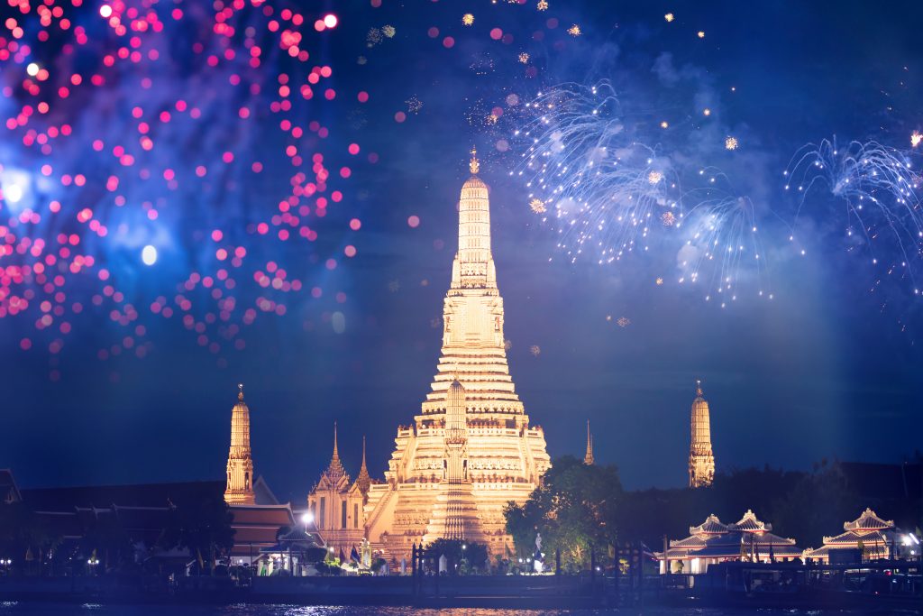 Atmosphere Wat Arun in New Year's Eve