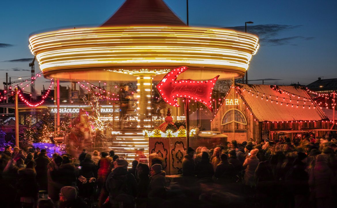 Karusell am Weihnachtsmarkt am Sechseläutenplatz in Zürich