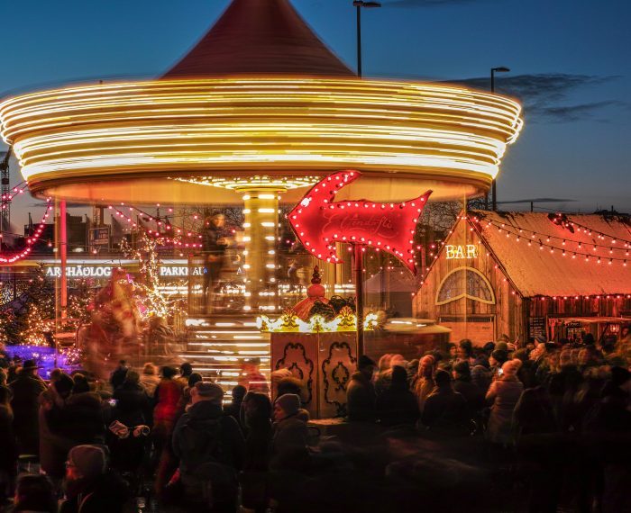 Karusell am Weihnachtsmarkt am Sechseläutenplatz in Zürich