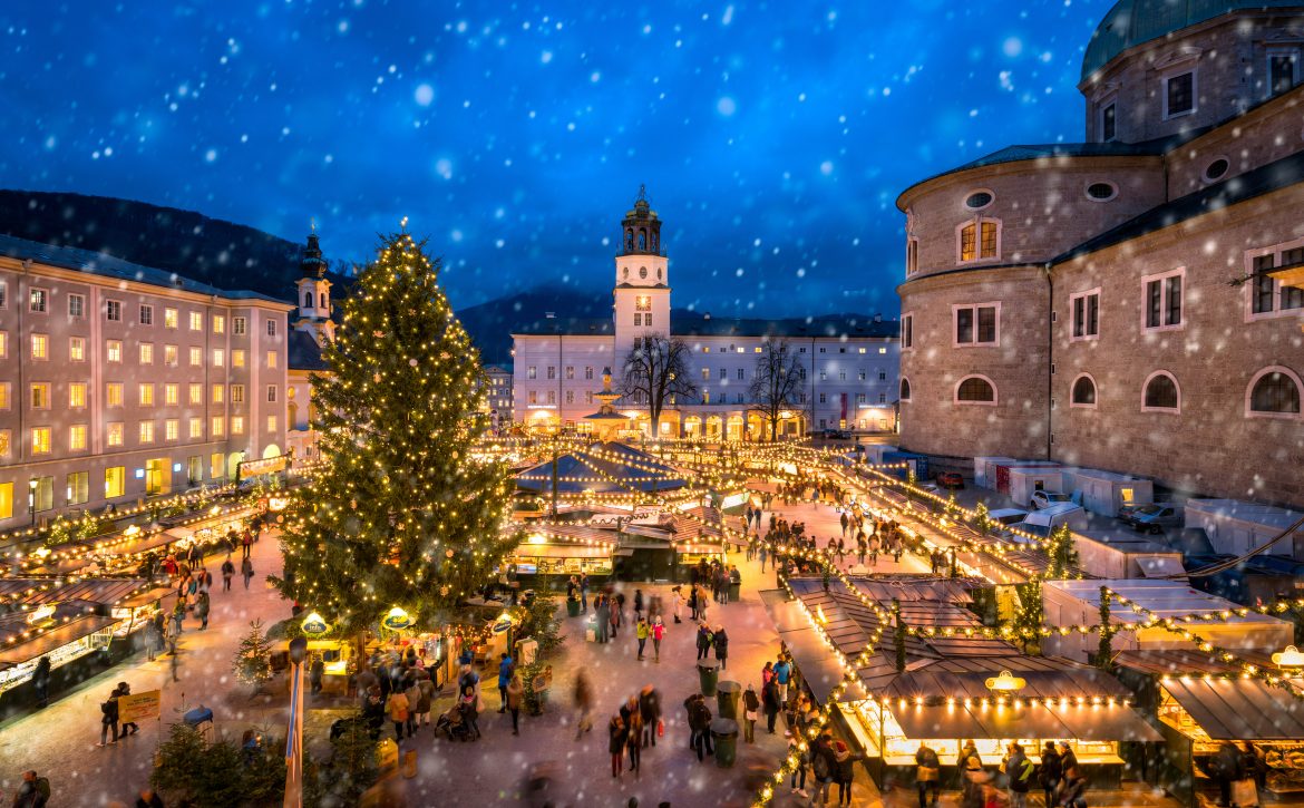 Salzburger Christkindlmarkt auf dem Domplatz im Winter, Österreich