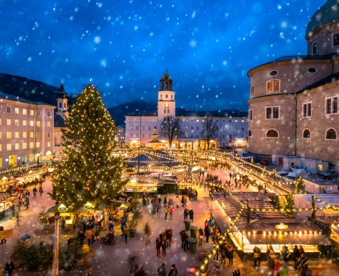 Salzburger Christkindlmarkt auf dem Domplatz im Winter, Österreich