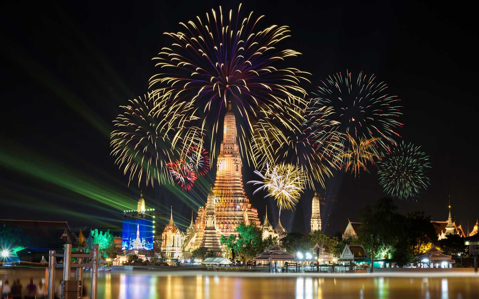 https://www.sostravel.com/wp-content/uploads/2019/11/bangkok-wat-arun-fireworks-NYEGOLIST1218-1.jpg