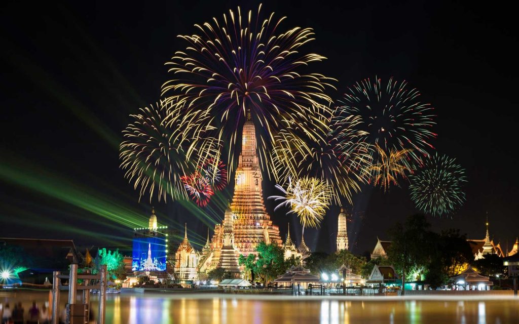 Atmosfera del Wat Arun nella notte di Capodanno