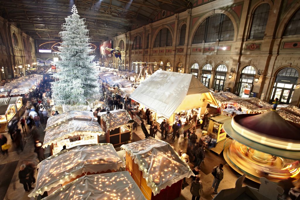 Mercatino di Natale a Zurigo, la stazione centrale addobbata a festa